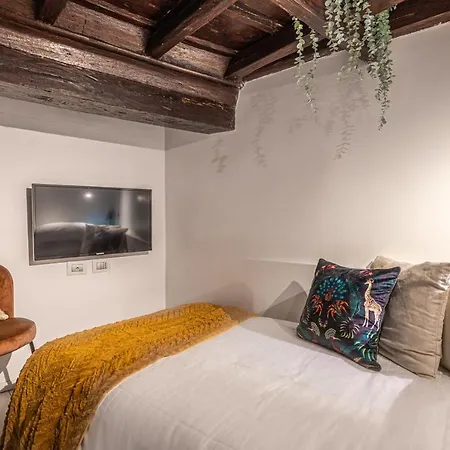 Lucrezia - Close To Piazza Navona Rome