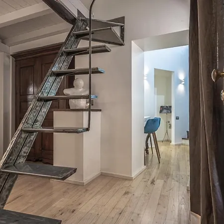 Lucrezia - Close To Piazza Navona *