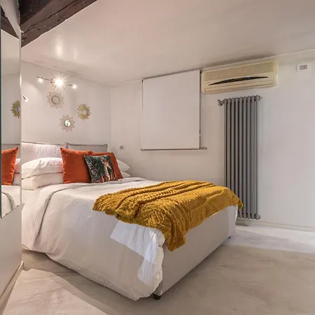 Lucrezia - Close To Piazza Navona * Rome
