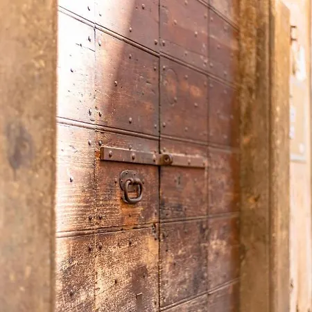 Lucrezia - Close To Piazza Navona *