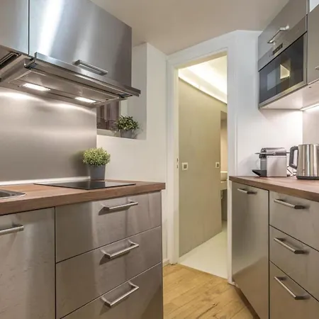 Lucrezia - Close To Piazza Navona