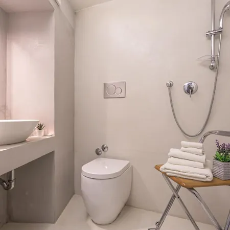 Lucrezia - Close To Piazza Navona *